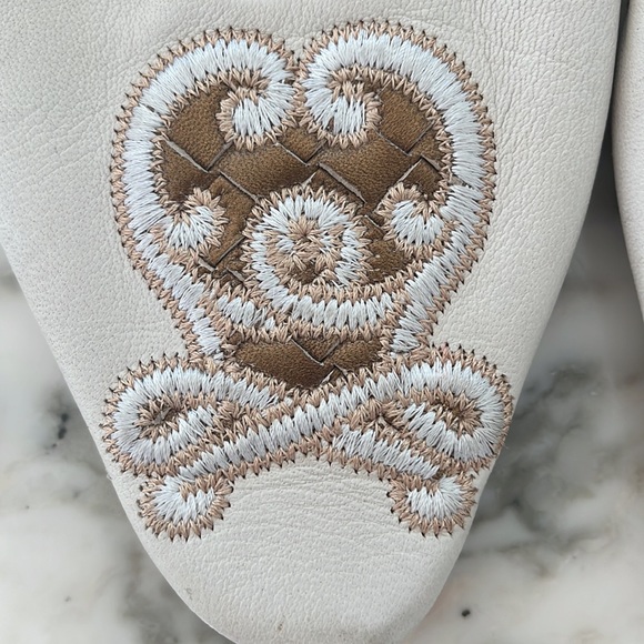 Bottega Veneta, made in Italy, women’s house slippers with embroidered toe - Picture 3 of 5